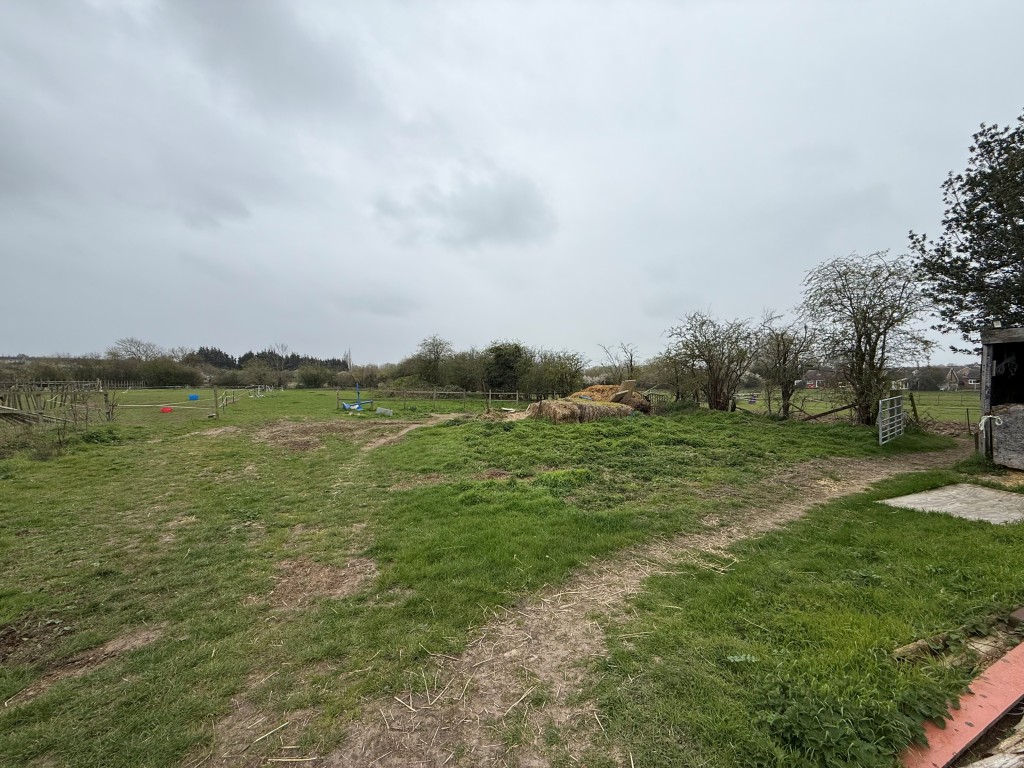 Lot: 36 - TWO PARCELS OF FREEHOLD LAND - Picture to the left side of the south